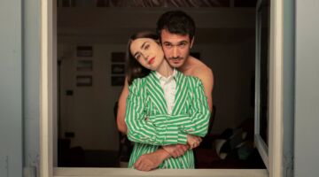 Lily Collins en Eugenio Franceschini, die haar van achteren een knuffel geeft.