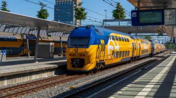 Een NS-trein die staat bij het perron.