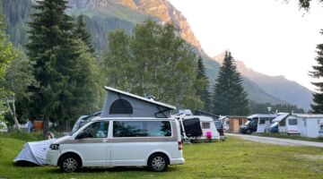 Een camping met campers