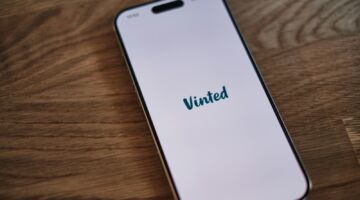 Een telefoon met de Vinted-app open.