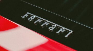 Het Ferrari-logo op een Ferrari-auto