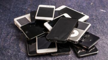 Allemaal oude telefoons op een stapel.