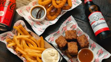 Fastfood met bier en cola