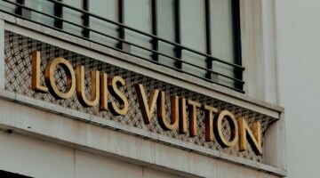 Louis Vuitton geschreven op de gevel van een gebouw.