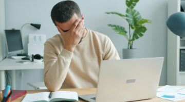 Een man die heel erg werkstress ervaart