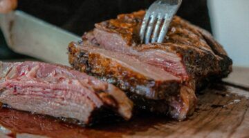 Een perfect gebakken steak die wordt gesneden