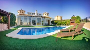 Een superdeluxe villa in Spanje met een zwembad
