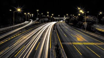 Een verlichte snelweg in de nachts