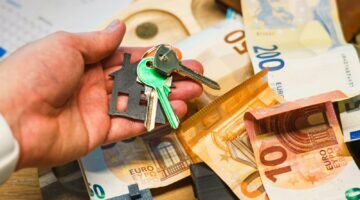 Sleutel en geld, wat je straks meer moet betalen op Funda wegens hogere tarieven.