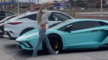 De vrouw naast haar Lamborghini Aventador S.