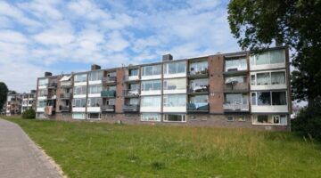 De buitenzijde van het appartement in Emmen.