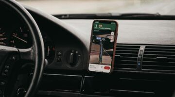 Een telefoon met daarop een route van Google Maps.