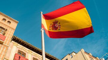 De vlag van Spanje, het land dat veel toeristen ontvangt.