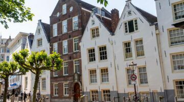 Een rijtje met huizen in Nederland.
