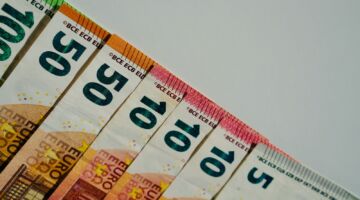 Geld, iets wat veel huishoudens te weinig hebben door de energierekening.