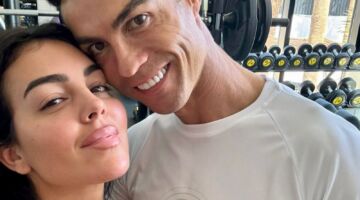 Cristiano Ronaldo met zijn verloofde (hier gefotografeerd zonder horloge)