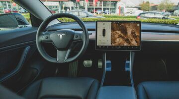 De binnenzijde van een auto van Tesla.