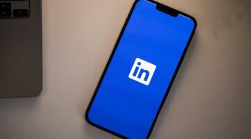 Een smartphone met de app van LinkedIn.