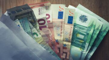 Geld, wat je wellicht krijgt van je reisverzekering op vakantie.