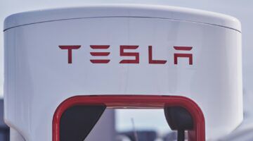 Het logo van Tesla, het bedrijf dat door Elon Musk groot inzet op AI.