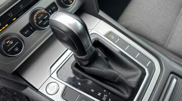 De middenconsole van een auto.