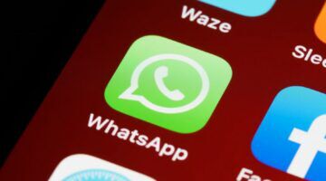 WhatsApp logo op een telefoon.