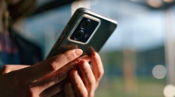 Android smartphone van OnePlus in de handen.