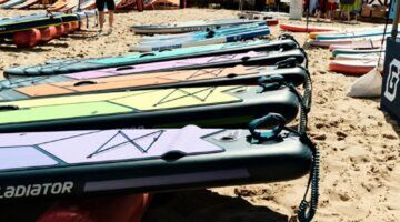 SUP-board ligt op het strand.