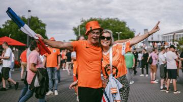 Een man en vrouw die oranje kleding aan hebben
