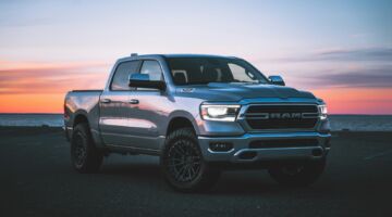 Een Dodge Ram met op de achtergrond zonsondergang