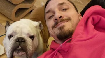 Een selfie van Zlatan Ibrahimović en een hond.
