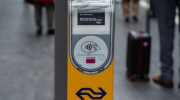 Een NS-incheckpaaltje