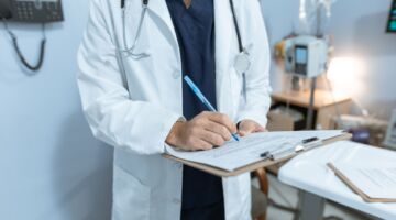 Een dokter die dingen opschrijft.