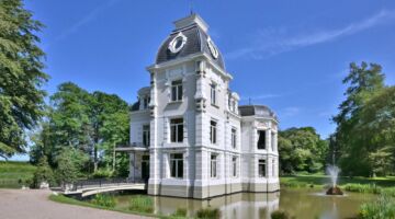 Een kasteel omringd met water