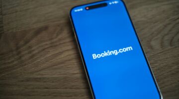 Een telefoon met Booking.com openstaan.
