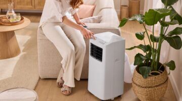 Een vrouw met de TRONIC mobiele airco van de Lidl