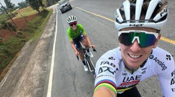 Tadej Pogačar op de fiets samen met zijn verloofde