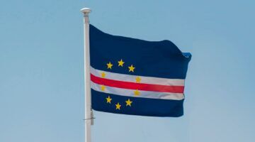 De vlag van Kaapverdi&euml;, het land dat het toerisme zag groeien.