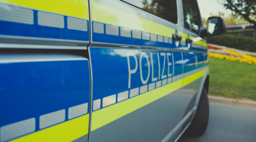 Een Duitse politieauto langs de Autobahn nadat een Nederlander is onderschept wegens te hard rijden.