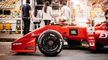 Een F1-auto, waar de president van Tsjechi&euml; graag foto's van maakt.