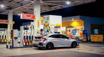 Een tankstation in Belgi&euml;, waar benzine goedkoper is dan in Nederland.