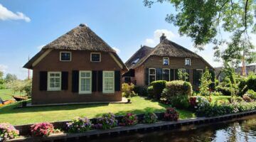 Een tweetal woningen in Nederland.