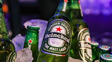 Een flesje bier van Heineken.
