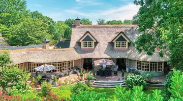 De buitenzijde van de klassieke villa.