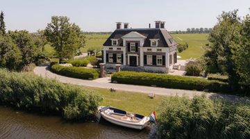 De voorkant van de villa aan de Vecht.