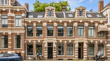De voorzijde van het herenhuis in Haarlem.