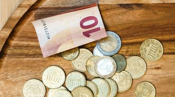 Geld, wat men minder zal hebben in 2027 door een dalende koopkracht.