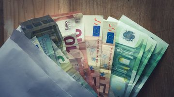Contant geld, wat in Nederland niet meer zo vaak wordt geaccepteerd.