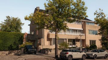 De voorzijde van de Amsterdamse villa.