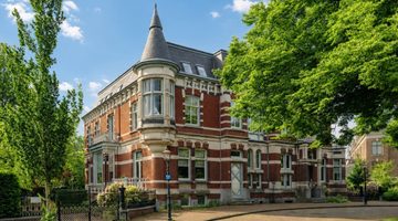 De voorzijde van de villa in Haarlem.